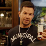 Mark Wahlberg entra al mundo de los destilados con el tequila Flecha Azul