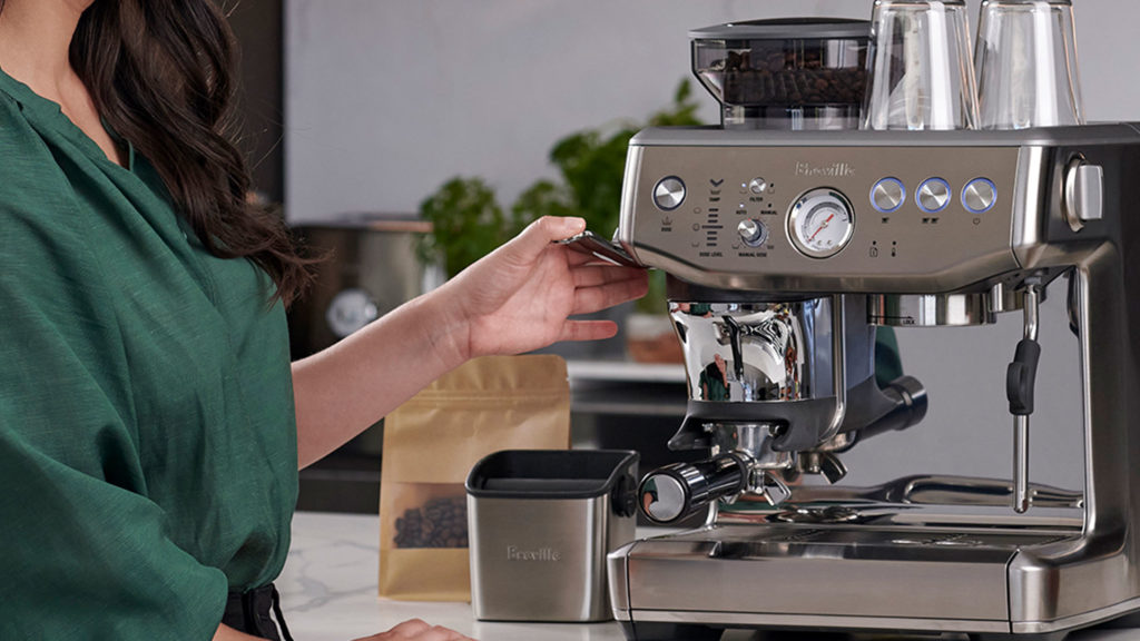 La nueva cafetera de Breville te ayuda a preparar tu café en casa como un barista profesional