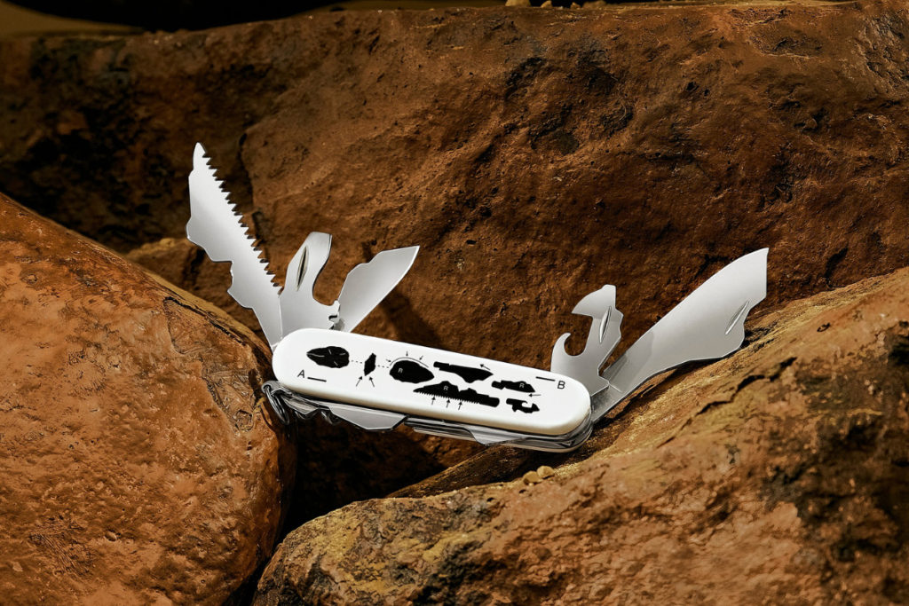 Victorinox y Off-White lanzan una navaja suiza que recuerda las herramientas de la prehistoria
