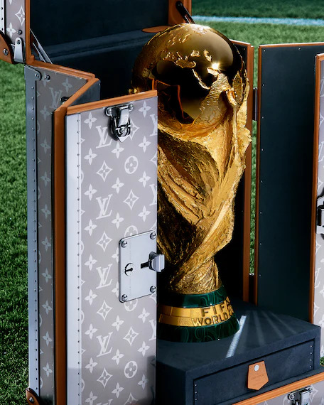 Louis Vuitton se encargó de diseñar el baúl en el que Messi lleva la Copa  del Mundo a Argentina